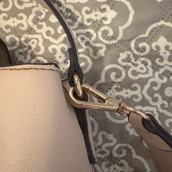 GUESS Beige Handbag with Gold Accent - Picture 7 of 9